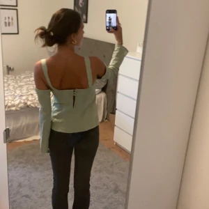 Topp - Superfin blus/topp som tyvärr är för liten för mig:(( Helt ny med prislappen kvar❣️Ärmarna går superbra att bara klippa av om man hellre vill ha den som ett linne💗💗 Kolla bion innan du köper!