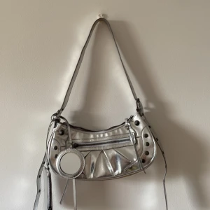 Ny RBYR väska - Helt ny RBYR axel väska (oanvänd) i silver. Köpt vid slut rea för 300kr men hade kostat 800kr