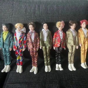 BTS-dockor - Säljer 7 BTS-dockor från mattel. Aldrig använda. Perfekt för bts fans eller samlare 🌸