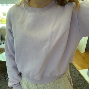 Ljuslila sweatshirt - Säljer en superfin ljuslila sweatshirt i storlek S. Helt ny. Den är riktigt mysig och perfekt för både vår och höst. Tröjan har en normal passform och är långärmad med ribbade muddar vid ärmslut och nederkant. Perfekt för en avslappnad look! 💜