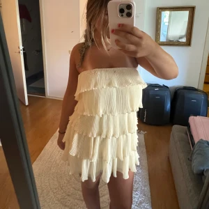 Volang klänning - Säljer min nya fina volang klänning, använd en gång på midsommar men tycker inte den sitter som jag vill, så därför säljer jag vidare den! Topp kvalitet och passar perfekt till utekvällar osv! Hör av er vid intresse 💗