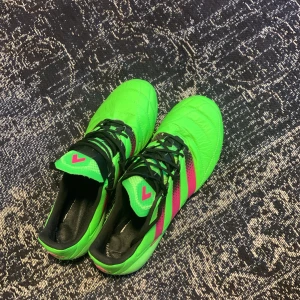 Og adidas fotbollsskor  - Bra sick knappt använda kanske en gång kan gå ner i pris vid snabb affär 