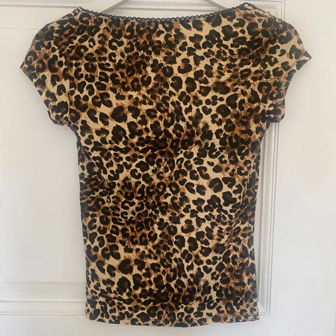 Leopardmönstrad topp från Nelly - 90