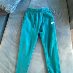 Teal Nike Joggers Strl S - Aldrig använda bra skick ett par Nike Nypris 850kr Mjukisbyxor i storlek S som inte passar mig dessa kan också passa om man bär M men vill sagga skickar ut den samma dag👍🏾