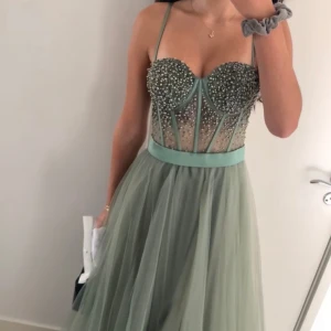 Bal/festklänning 🦋 - Säljer min fina klänning! Använd endast en gång🌸 korsett liknande topp med pärlor på och dragkedja där bak.  Storlek 34-36. Köpt för 4800 kr, säljes för 2500 kr men pris går att diskutera vid snabb affär!💕🦋