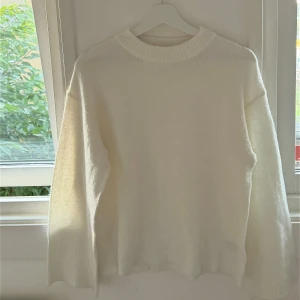 Vit tjocktröja🤍 - Superfin tjocktröja från h&m, den är endast testad och är i nyskick, avklip lapp🩷🩷🩷