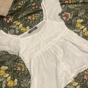 Vit topp - Vit topp använd 1-2 gånger säljer den för den kmr inte till nytta 