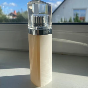 Hugo Boss ”Jour lumineuse” 50 ml women - Parfym från Hugo Boss som jag inte använder längre! Använd till strecket på bilden, därav priset!☺️