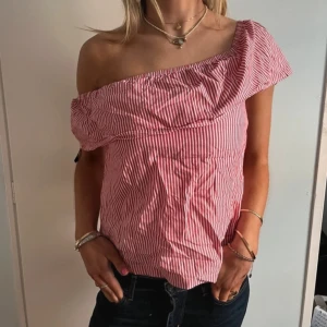 oneshoulder topp - man kan ha den över båda axlarna också💖lånad bild storlek 38 passar S eller XS eller M