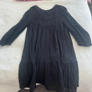 Broderad klänning  - Säljer denna broderade klänningen som inte används längre. Snöret till knappen har gått sönder men kan enkelt fixas 