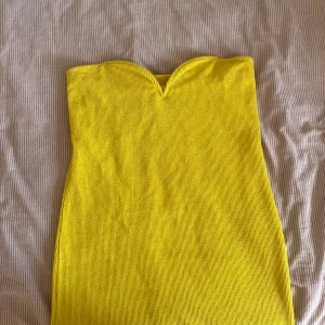 Gul mini klänning - Superfin gul klänning, använd fåtal gånger.