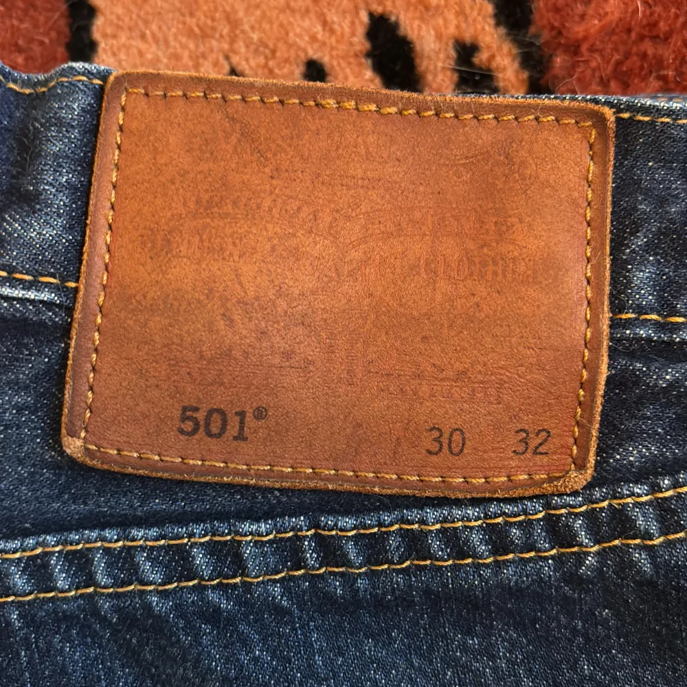 Säljer mina Levis 501 pga. garderob rensning. Storlek W30 L32 Straight fit. Lätt användning i några månader, därför är skicket 8/10 bara lite slitage längst ner på högra ben. Skriv om du har flera frågor!. Jeans & Byxor.