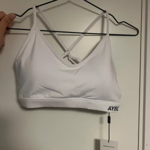 AYBL Essential V neck sports bra - Supersnygg vit Sport BH från AYBL, aldrig använd med lapp fortfarande på. Skriv i DM för mått💕