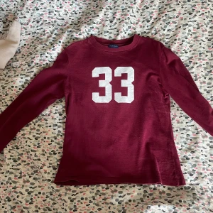 Röd Långärmad  - Köpet på Subdued. Sparsamt använd. 