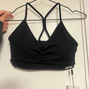 AYBL Essential Ruched sports bra - Aldrig använd, lapp fortfarande på och jättebra material. Skriv i DM för mått 💗