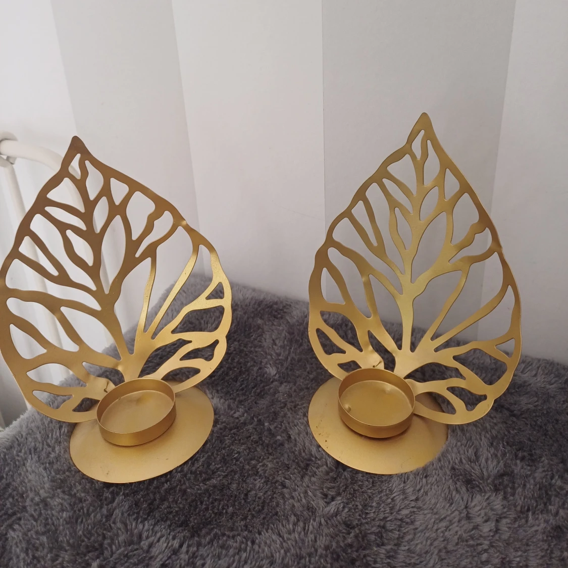 Guldljusstakar i form av löv