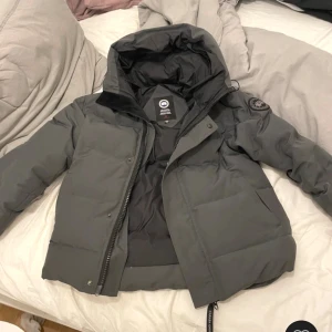 canada goose jacka  - canada goose jacka äkta använd några gånger