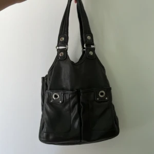 Marc Jacobs väska  - Jättefin Marc Jacobs väska med normalt slitage, finns matchande plånbok som jag också säljer!