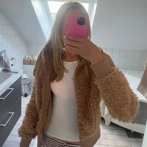 Teddy jacka  - Superskön Teddy jacka i mycket bra skick! Håller värmen bra🧡 Hör av dig vid frågor🤍
