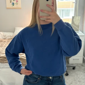 Oversized blå sweatshirt från Lindex  - En fin och skön oversized sweatshirt från Lindex. Är i nyskick och bara provad 💙 är XS men är stor och passar S/M