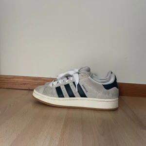 Campus 00 crystal white - Säljer mina Campus 00 pga dom är lite för stora för mig🥰 Använda några gånger och därmed lite smutsiga 💋👠