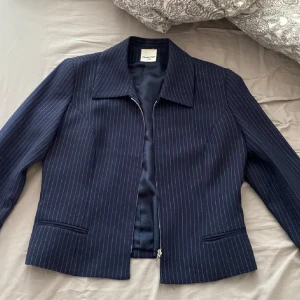 Randig kavaj - Randig kavaj storlek S. Säljer pga kommer inte till användning längre. 💙