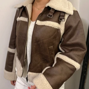 Jacka H&M  - Säljer denna jackan i Teddy/skinn material typ, inte äkta skinn. Använd 2 gånger, inga defekter. 