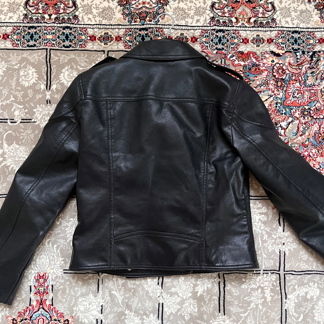 Svart skinnjacka med dragkedjor - 90