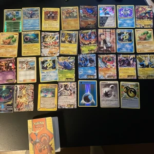 Pokemon kort 8 högar,oanvända fotbollskort 1 hög - Många av korten är repade och vissa är böjda. De korten som är utlagda 1 och 1 kommer i 2 små samlings böcker. De stora korten gör inte det dock och de båda är böjda, och om du tycker att priset är för högt så säg till så löser vi det. :)