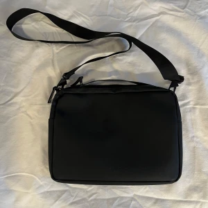 Rains laptop bag - Portfölj / Datorväska - Jättefin datorväska i mattsvart. Använd ett fåtal gånger, i nyskick.  
