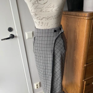 Kjol Zara - Snygg kjol från Zara basic i stl xs. 72% polyester, 24% viskos, 4% elastan. Oanvänd.