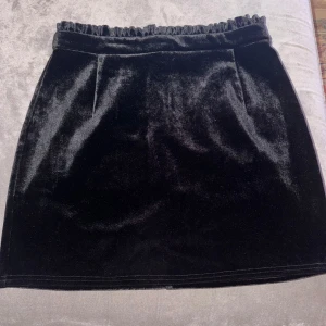 Svart kjol  - Fint svara kjol från Nelly. Skönt och stretchig material. Passar till fester och dejt med nån osv. Använde den bara 1 gång. 