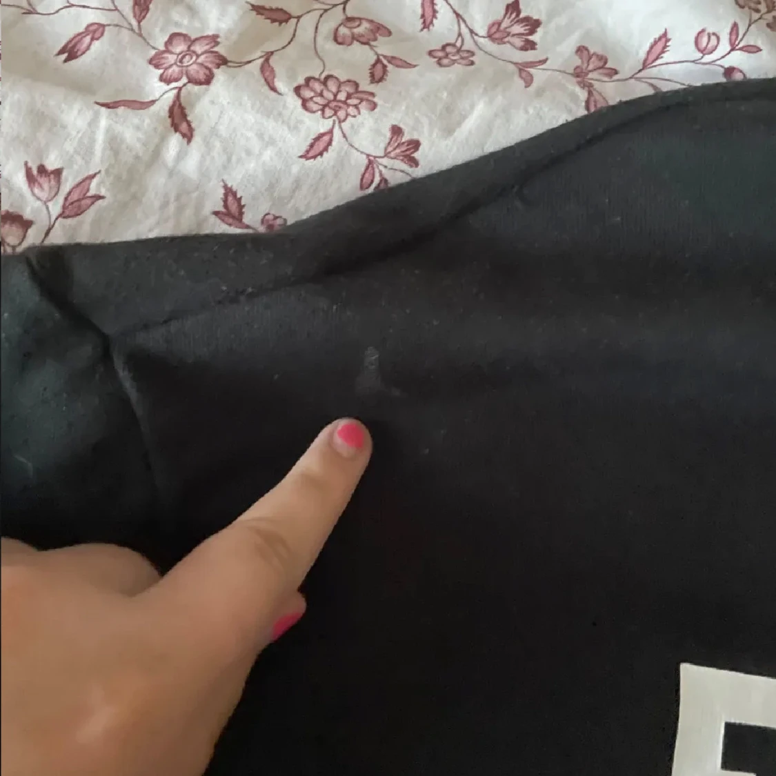 Svart tröja med texten PINK - 91