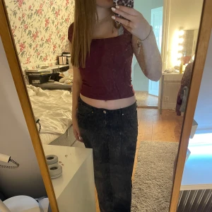 Vinröd topp - Jätte fin vin röd topp från hm som kan bäras på två olika sätt💗använd jätte få gånger och inga defekter🥰