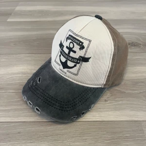 Keps - Säljer nu denna as feta keps då den tyvärr inte kommer till användning. Den är köpt utomlands men är i väldigt fint skick! Vid andra frågor och funderingar är det bara att höra av sig.