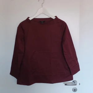 COS tröja  - Röd COS tröja i bra skick. Tröjan har storlek 34.