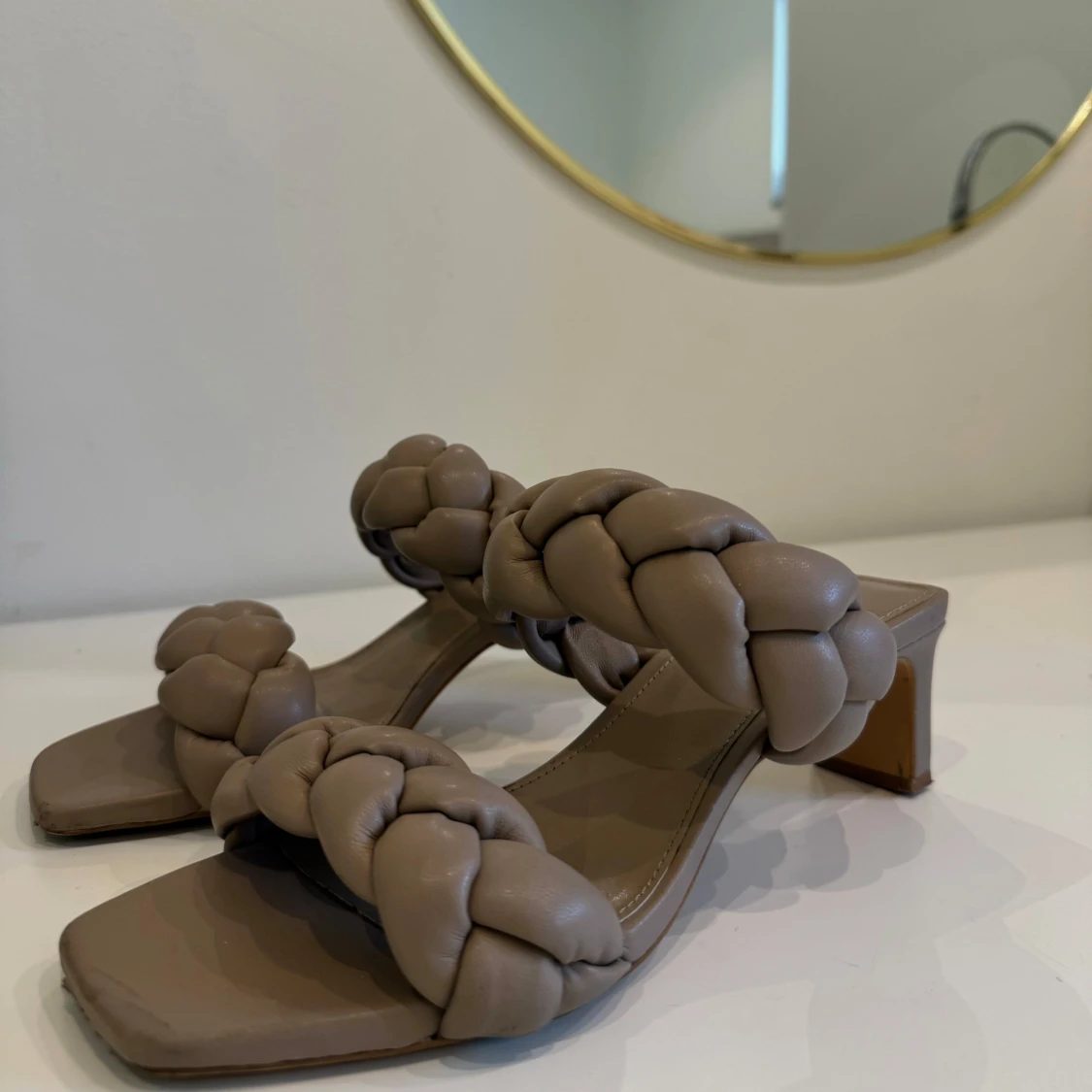 H&M - beige flätade sandaletter/klackskor - 90