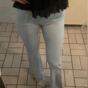 Yoga pants - Jag säljer dessa superfina byxor från Hm eftersom dem är för små för mig, storlek xxs. Dem formar kroppen jättefint och är i bra skick! Jag är 166,5 och dem är bra i längden.
