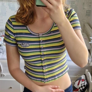 Minga London croptop - Randig croptop från Minga London! Storlek M och sitter lite som en baby tee. Bra skick! Skriv om frågor finns🌸🌸