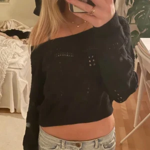 Off shoulder tröja - Snygg iff shoulder tröja ifrån mango, passar perfekt till skolan eller en chill kväll med kompisar!