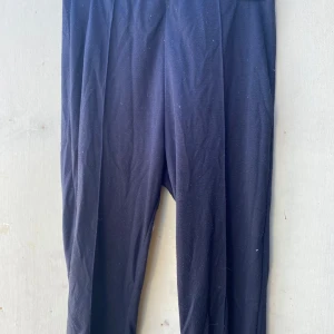 Svarta leggings från NLY Trend - Säljer ett par svarta leggings från NLY Trend i storlek S. De är bekväma och perfekta för vardagsbruk eller träning. Materialet är mjukt och stretchigt, vilket ger en skön passform.