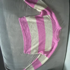 Stickad tröja - Jätte fin men används it längre💞