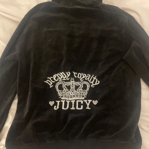 Juicy couture kofta - Säljer en snygg juicy couture kofta. Köpt secondhand, man ser att den är använd men annars hyfsat bra skick! 🥰Det står storlek L men jag skulle säga att den är i storlek M/S då den är liten i storleken.