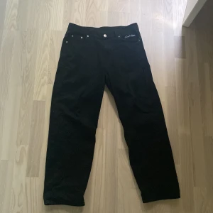 Svarta jeans - Relativt nya jeans, bara använts några gånger men mycket bra skick (Orginal pris 700kr)