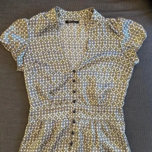 Vintage blouse - Blus skjorta i fint mönster med knappar fram. Materialet påminner om satin, blankt. 34/36