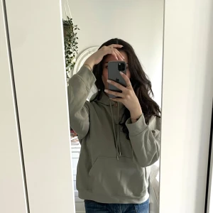 Hoodie - Mysig hoodie från H&M basics. Perfekt till hösten, vintern eller kyliga dagar 🤗 Använd ett par gånger, men ändå bra skick! Passar även mig som har XS/S.