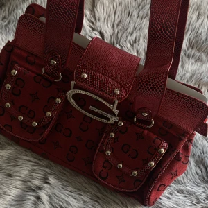 Röd y2k väska  - Super cool röd väska, funkar bra till allt!! Får plats med en laptop✨✨