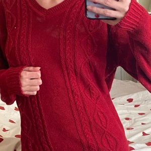 Röd stickad tröja från OLÉ - Säljer en superfin röd stickad tröja från OLÉ. Den har ett snyggt flätmönster på framsidan och en v-ringad hals. Tröjan är långärmad och perfekt för både höst och vinter. Den är i bra skick och väldigt mysig att ha på sig. Storlek L, men passar xs-s!