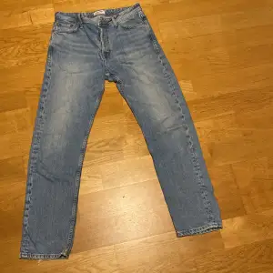 Ljusblåa jeans från jack&jones till salu! Använt skick men fina! Pris kan diskuteras