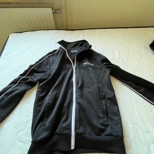 Supply&demand tröja - Svart och vit supply&demand zip tröja Stl 158 Säljs som en dress i min profil  Nyskick